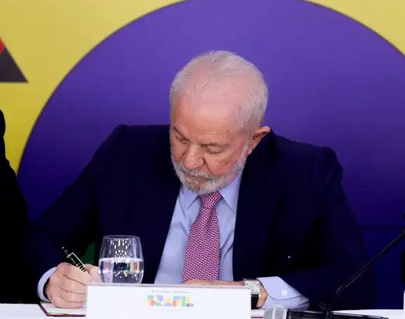 Foto Arquivo / Brasília (DF) 01/11/2023 – O presidente Luiz Inácio Lula da Silva, assina decreto para GLO em portos e aeroportos de São Paulo e Rio de Janeiro. Foto: Valter Campanato/Agência Brasil