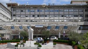 Praça interna do Hospital Policlinico Gemelli (Vatican Media)