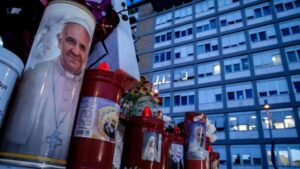 Velas colocadas na estátua de São João Paulo II diante do Gemelli (ANSA)