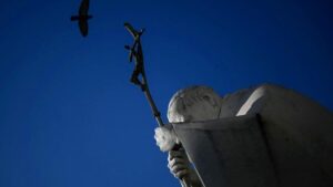 Imagem de São João Paulo II na praça interna do Hospital Agostino Gemelli