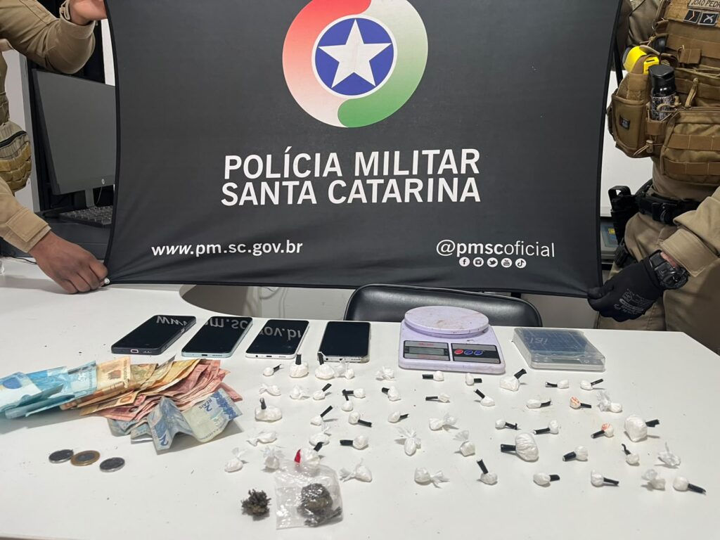CINCO SÃO DETIDOS COM DROGAS DURANTE AÇÃO POLICIAL