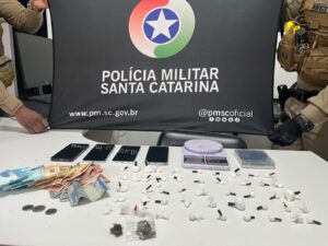 CINCO SÃO DETIDOS COM DROGAS DURANTE AÇÃO POLICIAL