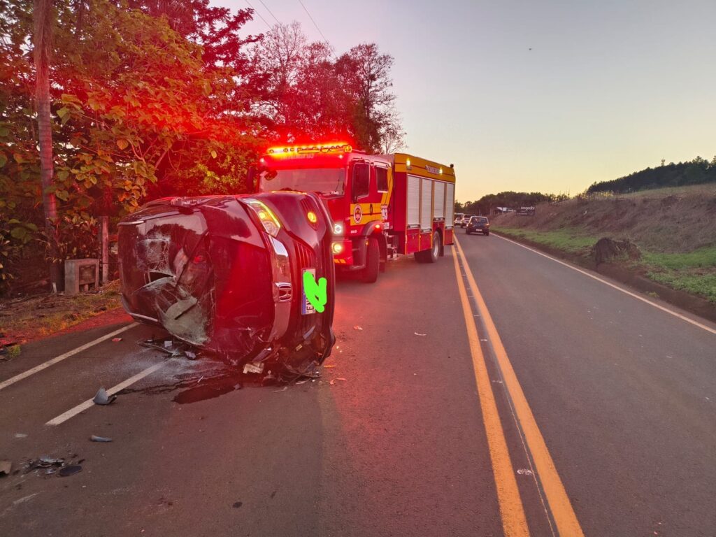 COLISÃO LATERAL ENTRE DOIS CARROS MOBILIZA CORPO DE BOMBEIROS E DEIXA MOTORISTA FERIDA