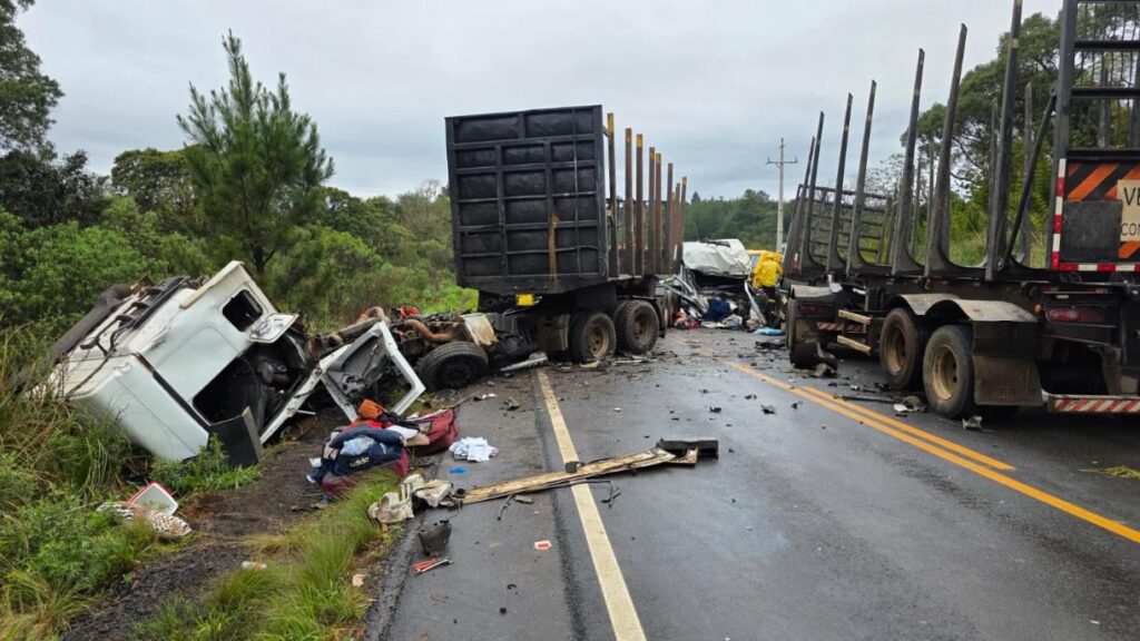 GRAVE ACIDENTE ENTRE CAMINHÕES MOBILIZA RESGATE AÉREO E DEIXA FERIDOS GRAVES Foto Saer-Fron-SC-Divulgação