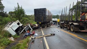 GRAVE ACIDENTE ENTRE CAMINHÕES MOBILIZA RESGATE AÉREO E DEIXA FERIDOS GRAVES Foto Saer-Fron-SC-Divulgação