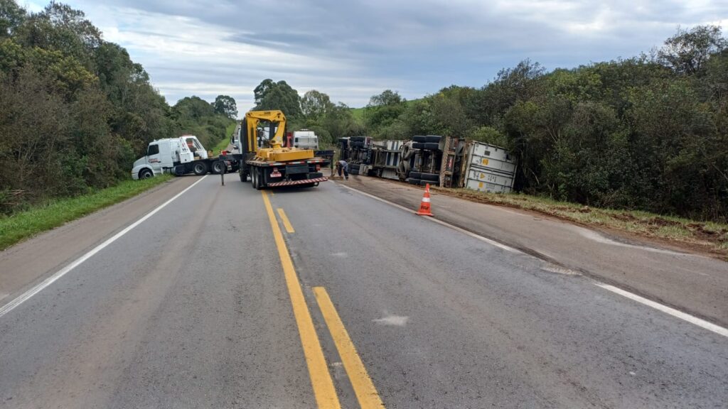 BR-282 está totalmente interditada no km 329, em Campos Novos, para remoção de veículo envolvido em acidente. PRF estima bloqueio de aproximadamente uma hora. Foto PRF-SC/Divulgação
