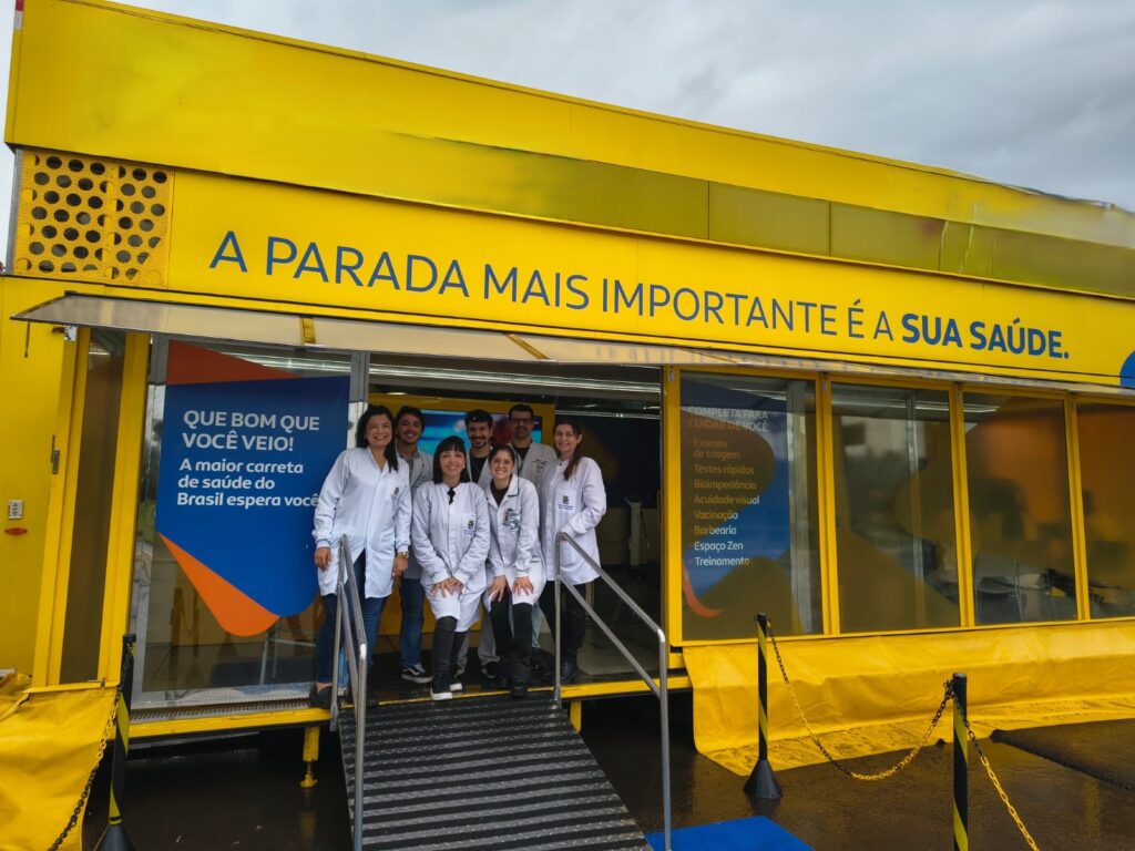 Profissionais-da-Secretaria-de-Saude-realizaram-vacinacao-testes-rapidos-e-atendimentos-basicos-durante-acao-na-BR-282-em-Chapeco