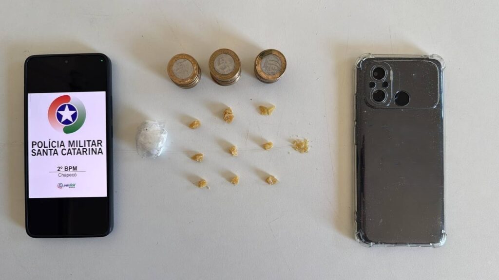 SUSPEITO TENTA SE ESCONDER, MAS É PRESO COM DROGAS DURANTE AÇÃO DA PM