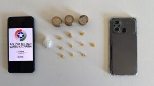 SUSPEITO TENTA SE ESCONDER, MAS É PRESO COM DROGAS DURANTE AÇÃO DA PM